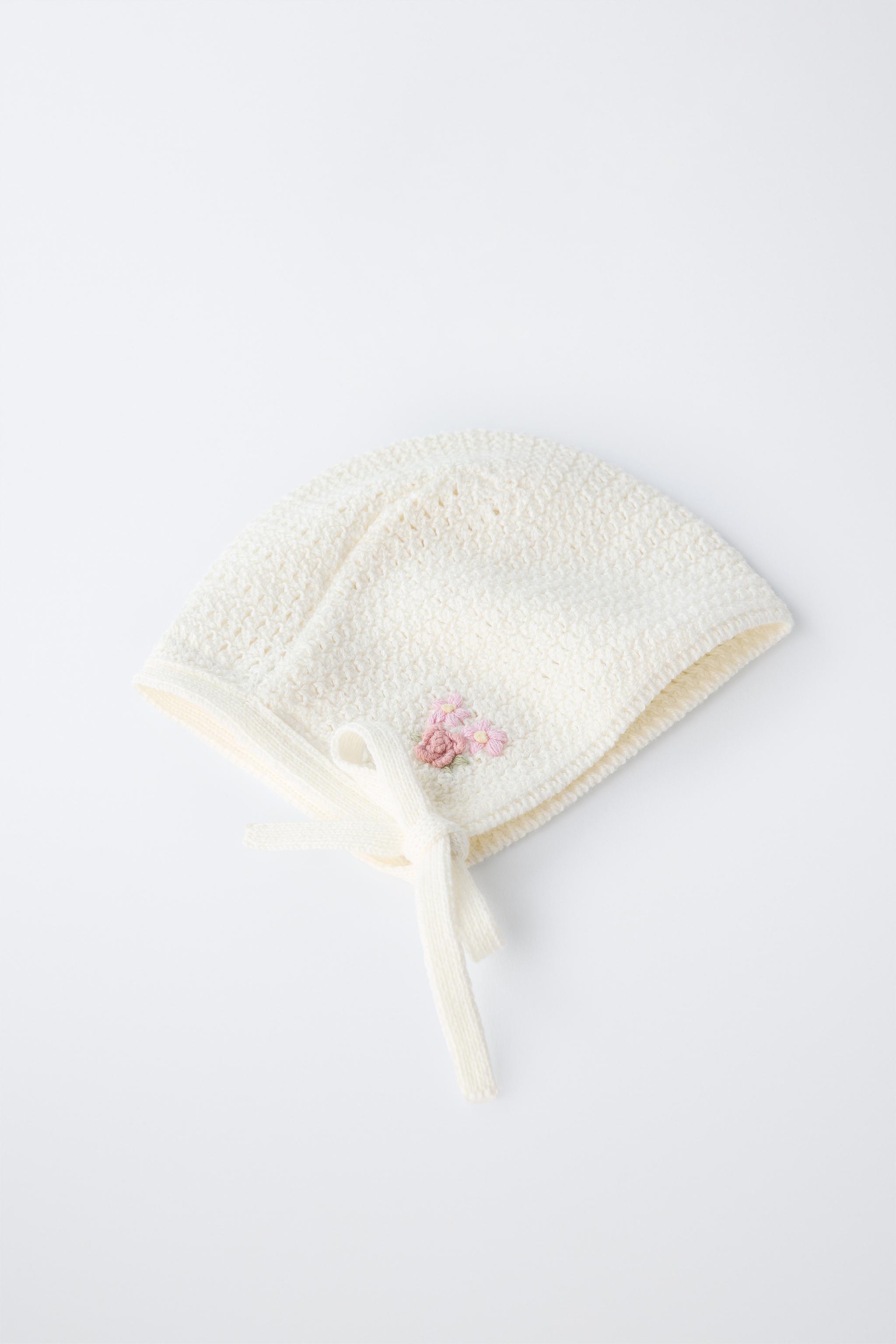 BONNET EN MAILLE FLEUR BRODÉE